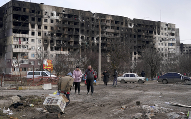 Zniszczony przez Rosjan blok mieszkalny w Mariupolu