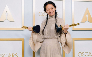 Reżyserka Chloé Zhao odebrała dwa Oscary (za najlepszą reżyserię i najlepszy film) w trampkach