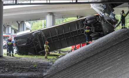 Warszawa: Autobus miejski spadł z mostu Grota Roweckiego