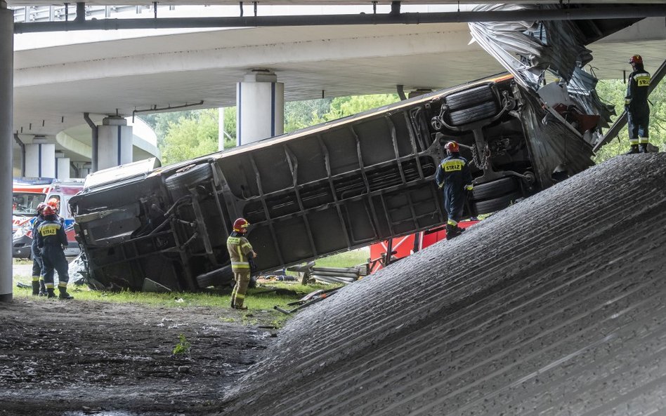 Warszawa: Autobus miejski spadł z mostu Grota Roweckiego