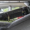 Warszawa: Autobus miejski spadł z mostu Grota Roweckiego