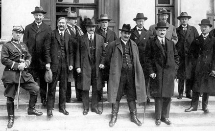 Drugi rząd Wincentego Witosa (w środku) upadł w grudniu 1923 r. w obliczu problemów gospodarczych i 