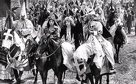 Film „Narodziny narodu” (1915) w reżyserii Davida W. Griffitha jest dziś określany jako najbardziej 