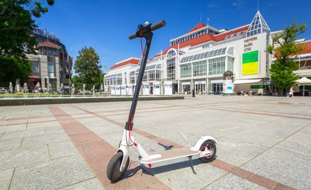 W centrum Sopotu obowiązuje sezonowy zakaz jazdy hulajnogami i rowerami