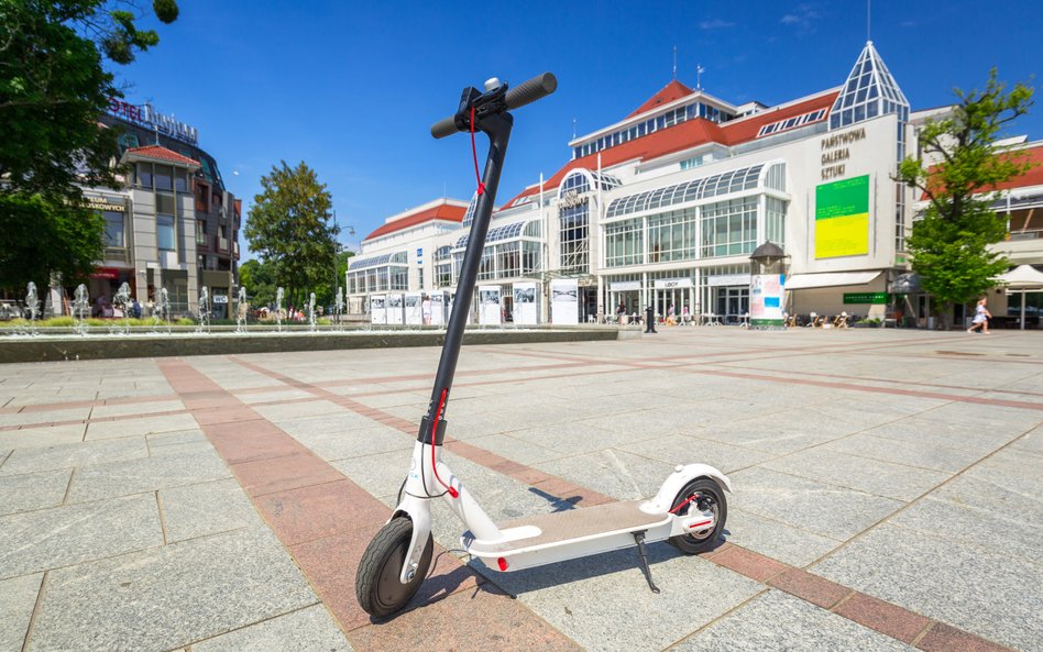 W centrum Sopotu obowiązuje sezonowy zakaz jazdy hulajnogami i rowerami