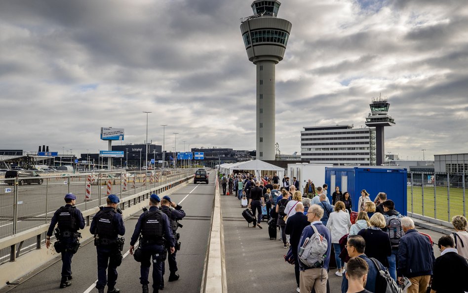 Powrót chaosu na lotnisko w Amsterdamie