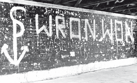 Jedna z form sprzeciwu Polaków wobec stanu wojennego: symbol Solidarności Walczącej i napis „WRON wo