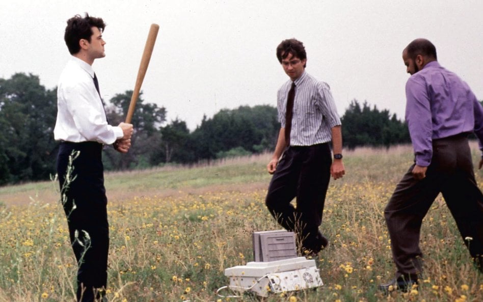 Scena z komedii Mike’a Judge’a „Życie biurowe” z 1999 roku. Pracownicy, sfrustrowani zwolnieniami, k