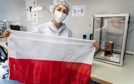 Inna Uwarowa – koordynator projektu PW-Sat2 – w cleanroomie Centrum Badań Kosmicznych PAN.