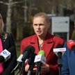 Minister edukacji Barbara Nowacka (C) podczas briefingu prasowego w Kołobrzegu