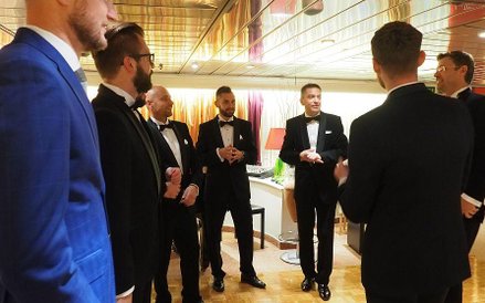 Uroczysta chwila wymagała uroczystego stroju. Menedżerowie Itaki stawili się na inaugurację rejsów w