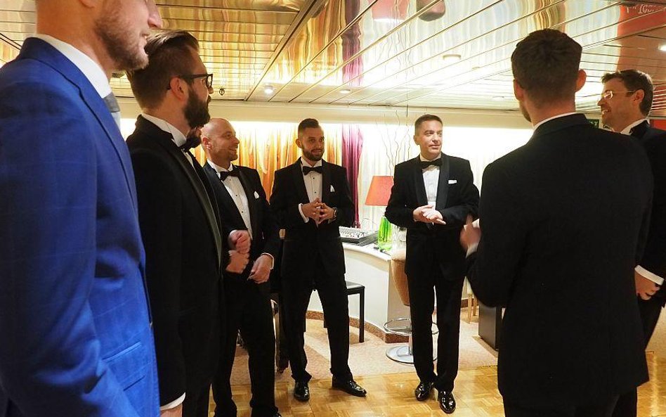 Uroczysta chwila wymagała uroczystego stroju. Menedżerowie Itaki stawili się na inaugurację rejsów w