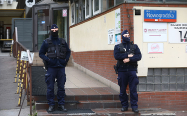 Policjanci pod siedzibą PiS na Nowogrodzkiej