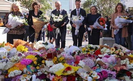 Mieszkańcy Sydney skłądają kwiaty w miejscu sobotniego ataku nożownika, który zabił 6 osób