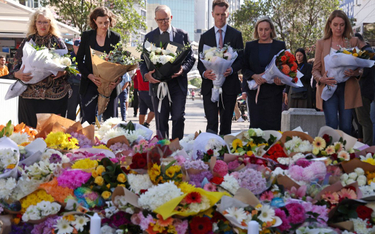 Mieszkańcy Sydney skłądają kwiaty w miejscu sobotniego ataku nożownika, który zabił 6 osób