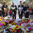 Mieszkańcy Sydney skłądają kwiaty w miejscu sobotniego ataku nożownika, który zabił 6 osób