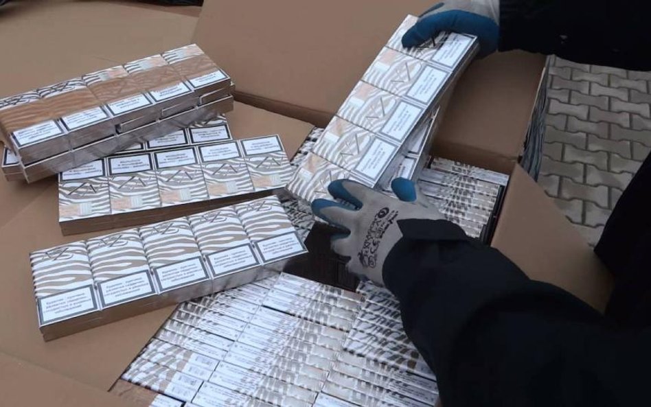 Przemyt niemal 240 tys. paczek papierosów wartych ok. 3 mln zł zatrzymali lubelscy celnicy.