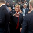 Prezydent Donald Trump przedziera się przez tłum na posiedzenie liderów NATO, poklepując przywódcę j