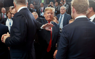 Prezydent Donald Trump przedziera się przez tłum na posiedzenie liderów NATO, poklepując przywódcę j