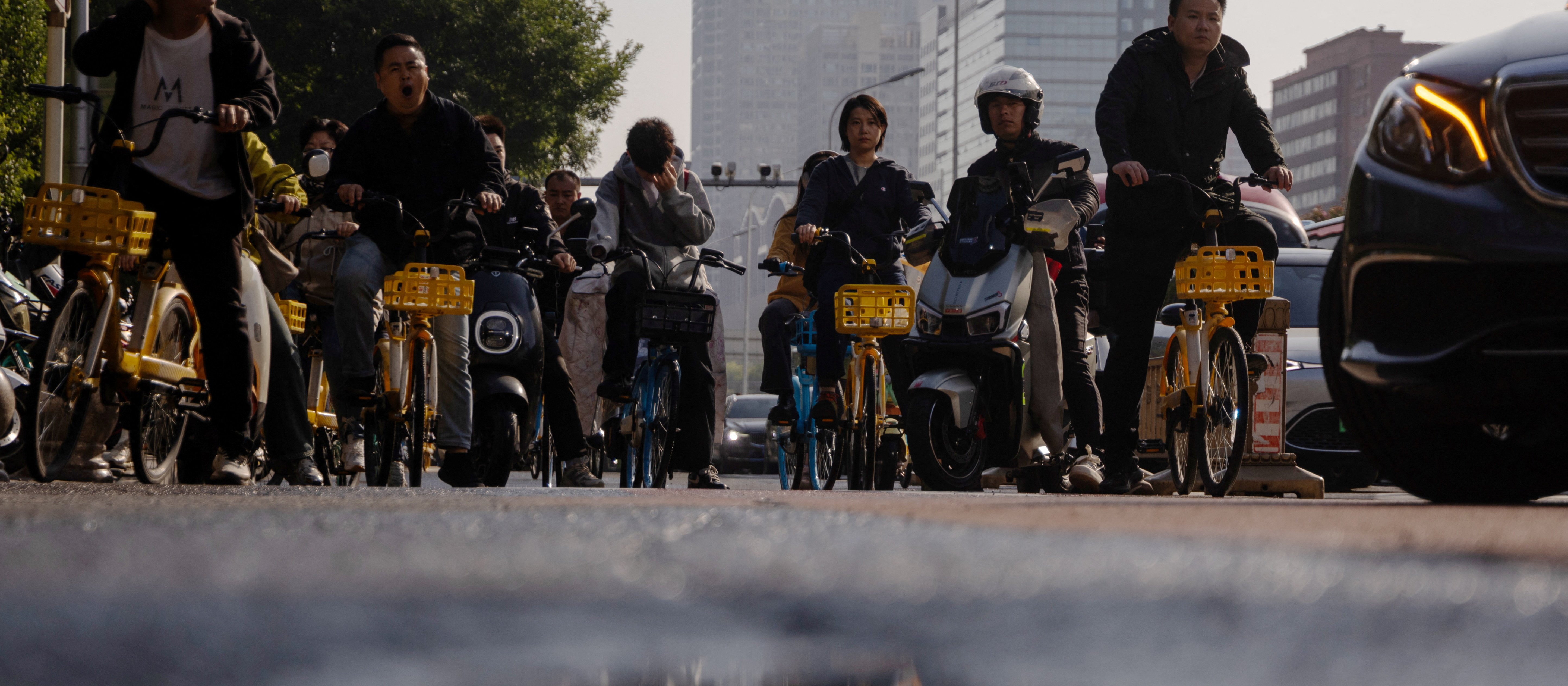 Giełdy odrabiają straty po piątkowej panice. Trump się wycofa?