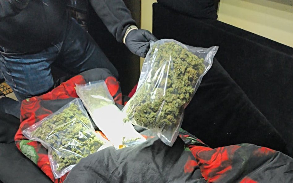 Wewnątrz lokalu mundurowi natrafili na pokaźne zapasy marihuany oraz mefedronu.