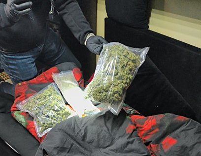 Wewnątrz lokalu mundurowi natrafili na pokaźne zapasy marihuany oraz mefedronu.