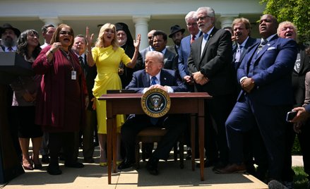 40 proc. Amerykanów widzi w Donaldzie Trumpie pomazańca Bożego