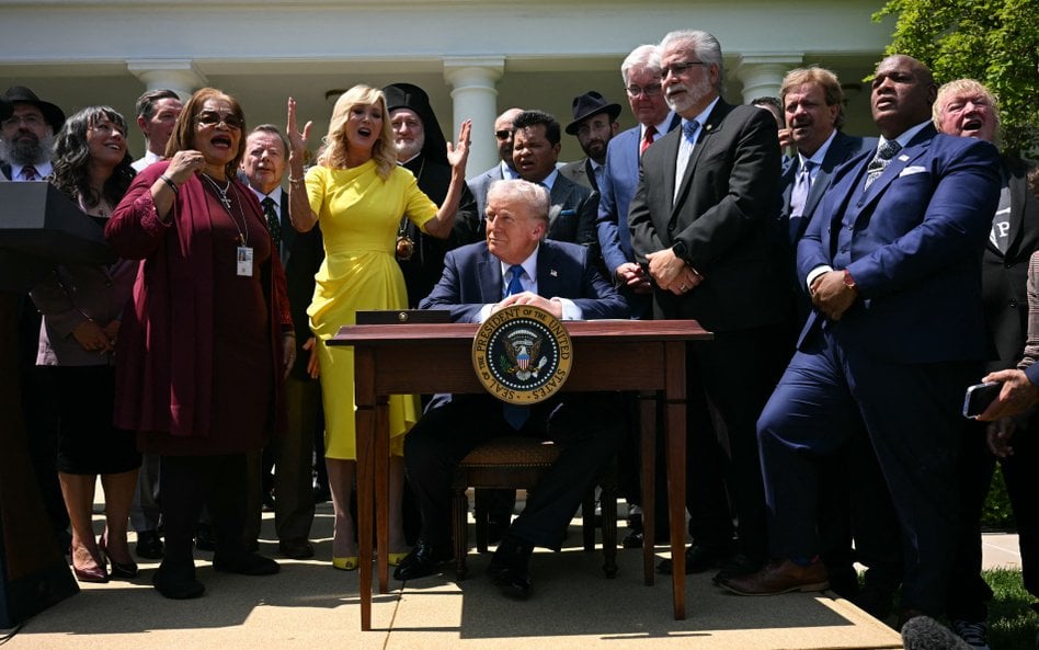 40 proc. Amerykanów widzi w Donaldzie Trumpie pomazańca Bożego