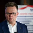 Szymon Hołownia podczas konferencji prasowej po otwartym spotkaniu z mieszkańcami w Sali Lustrzanej 