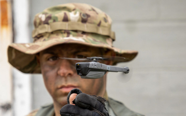 Miniaturowy bezzałogowy dron Black Hornet 3. Roje dronów mogą być wykorzystane do obserwacji i atakó