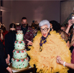 Iris Apfel, architektka wnętrz z Nowego Jorku, która urządzała gabinety dziewięciu prezydentom USA, 