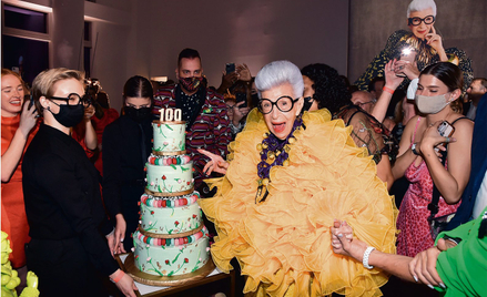 Iris Apfel, architektka wnętrz z Nowego Jorku, która urządzała gabinety dziewięciu prezydentom USA, 