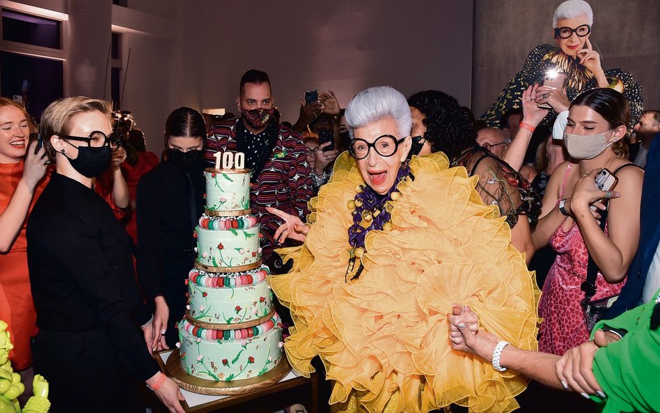 Iris Apfel, architektka wnętrz z Nowego Jorku, która urządzała gabinety dziewięciu prezydentom USA, 