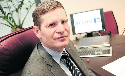 Z Wojciechem Kruszyńskim (u góry) przy sterze Arcus ma wypłynąć na szersze wody. Tego oczekują akcjo