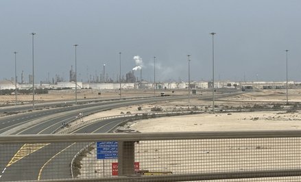 Obiekty QatarEnergy widoczne w strefie przemysłowej Mesaieed na południe od Dohy w Katarze,