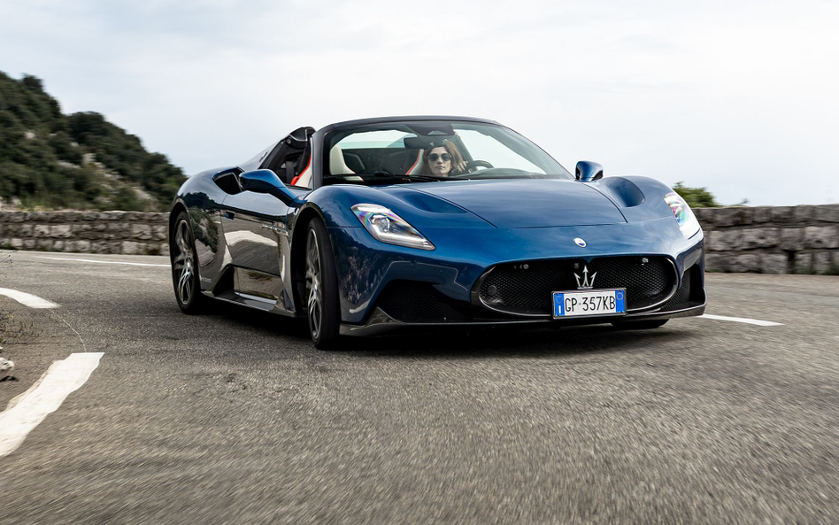 Maserati MC20 Cielo napędzane jest 6-cylindrowym silnikiem o 3-litrach pojemności i mocy 630 KM