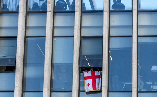 Politycy i zwolennicy UNM, zabarykadowani w siedzibie partii