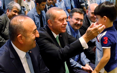Dla miłośników Recep Tayyip Erdogan (w środku) ma wszystkie atrybuty Allaha