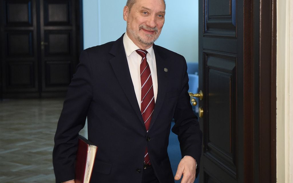 Macierewicz: zrobię wszystko, by doszło do budowy "suchego portu" w Łodzi