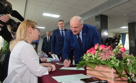 Aleksandr Łukaszenko głosuje w referendum