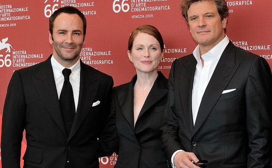 Rok 2009. Tom Ford w towarzystwie swoich aktorów, Julianne Moore i Colina Firtha podczas premiery fi