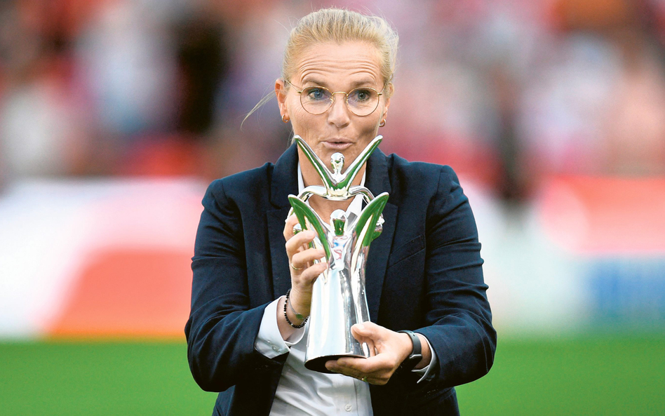 Sarina Wiegman z nagrodą dla trenerki roku przyznawaną przez europejską federację (UEFA)