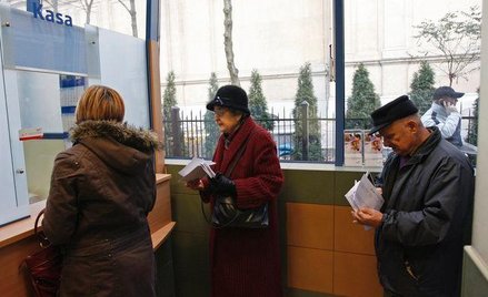 Czy data wniesienia opłaty sądowej w kasie może traktowana inaczej niż data takiej czynności w banku