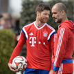 Pep Guardiola (z prawej) i Xabi Alonso na treningu Bayernu