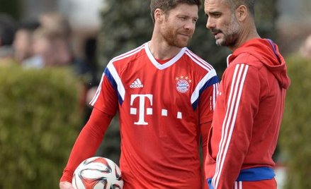 Pep Guardiola (z prawej) i Xabi Alonso na treningu Bayernu