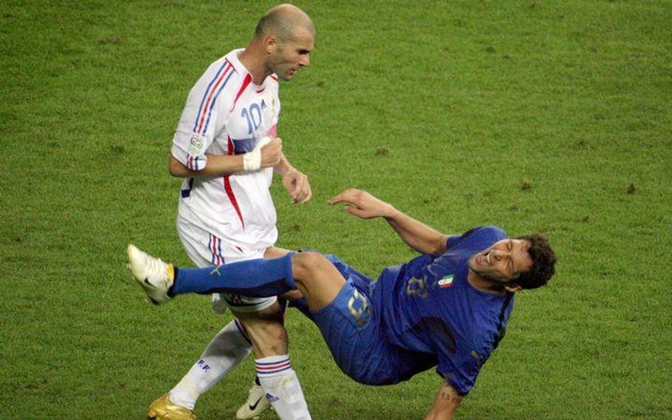 Finał piłkarskich mistrzostw świata w 2006 r. Francja-Włochy. Zinedine Zidane uderza Materazziego