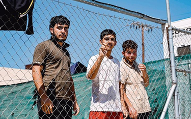 Nowoprzybyli imigranci w obozie na greckiej wyspie Leros na Morzu Egejskim