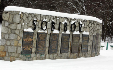 Pamiątkowe tablice przed wejściem na teren obozu w Sobiborze