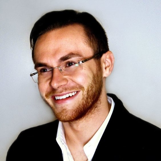 dr hab. Piotr Kucharski jest absolwentem Wydziału Fizyki UW. Pracował w Szwecji, USA i Holandii, pow