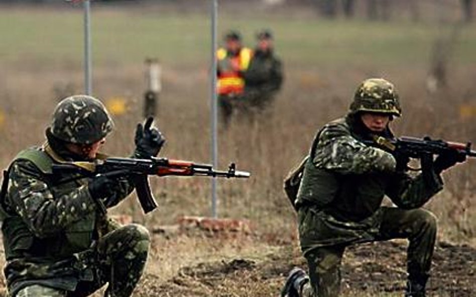 Żołnierze Polsko-Ukraińskiego Batalionu Sił Pokojowych podczas ćwiczeń w pobliżu Kijowa przygotowywa